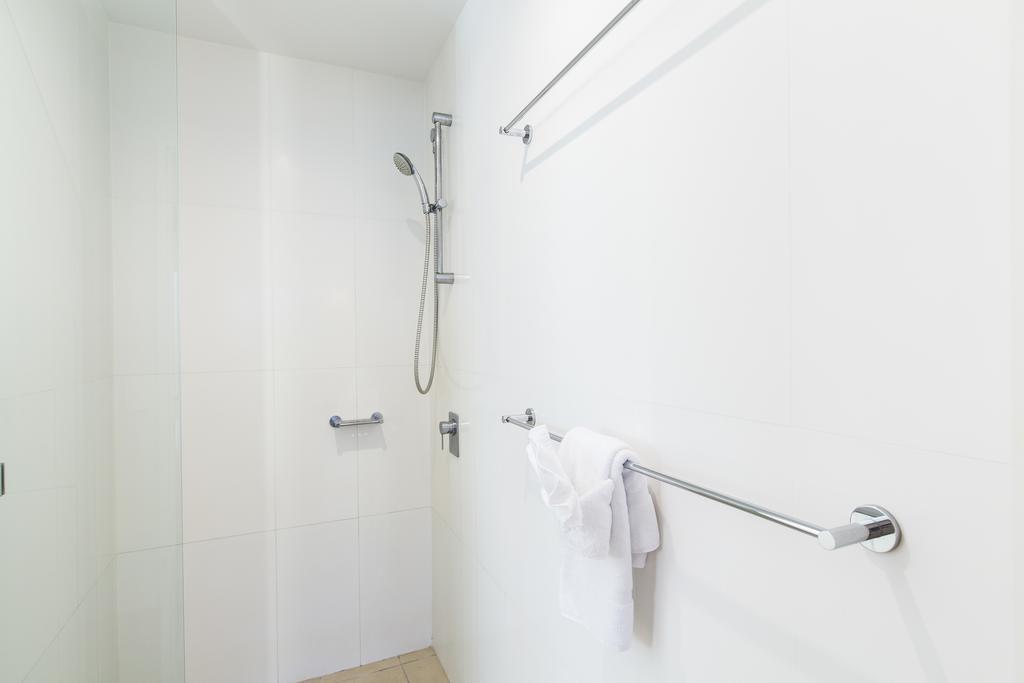 Boathouse Port Of Airlie Apartment Еърли Бийч Стая снимка