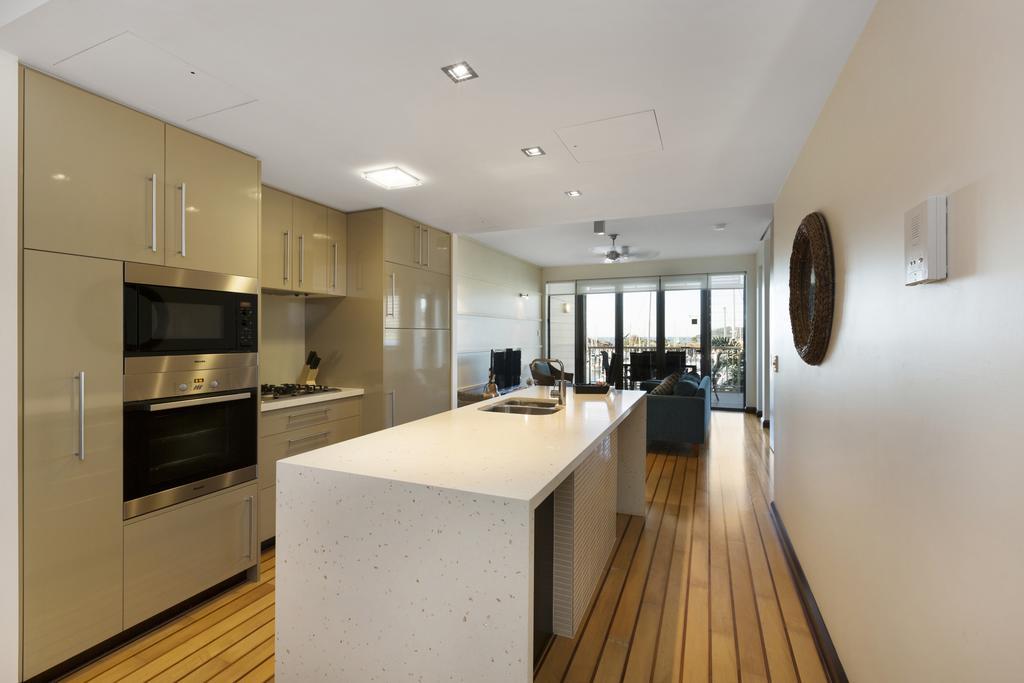 Boathouse Port Of Airlie Apartment Еърли Бийч Екстериор снимка