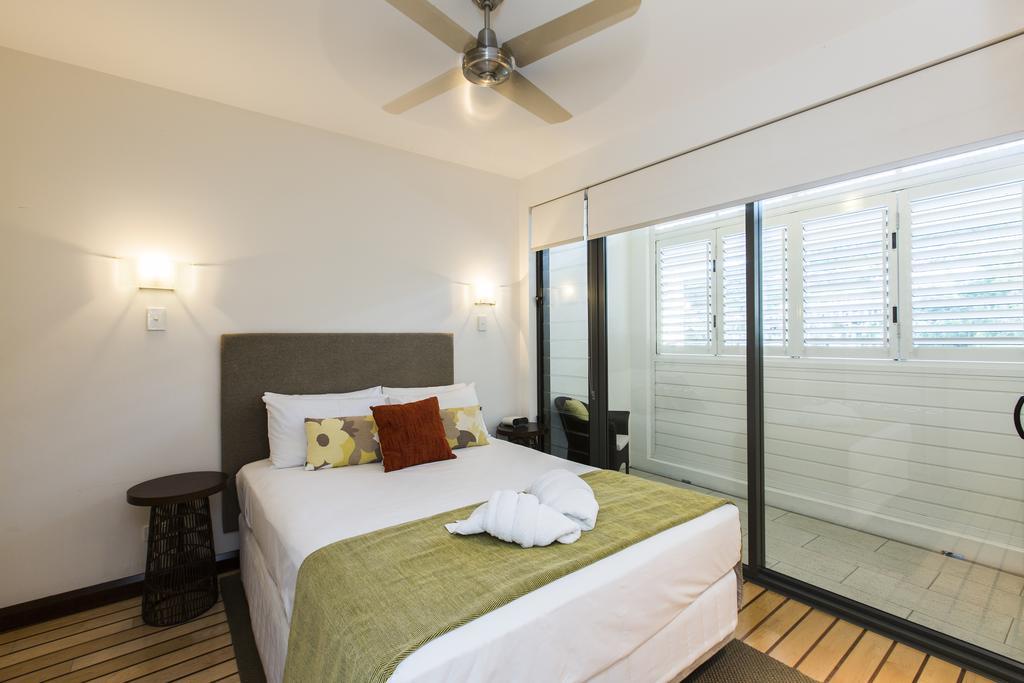 Boathouse Port Of Airlie Apartment Еърли Бийч Стая снимка